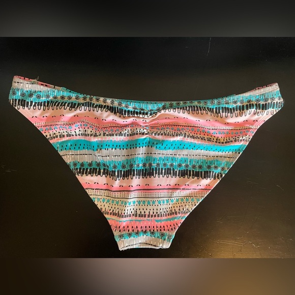 Cheeky printed swim bottoms. Size medium? - Picture 2 of 3